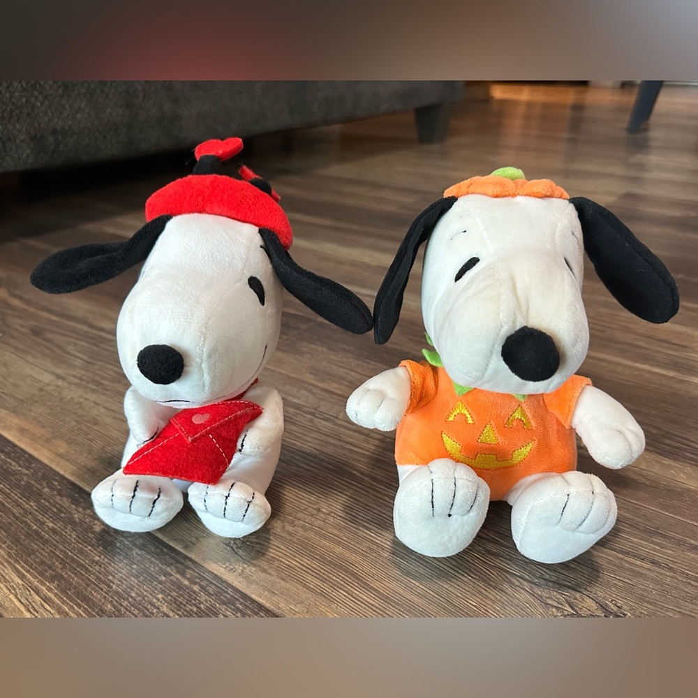 Hallmark Peanuts Snoopy plush lot/2 Halloween and Valentines puppy EUC
